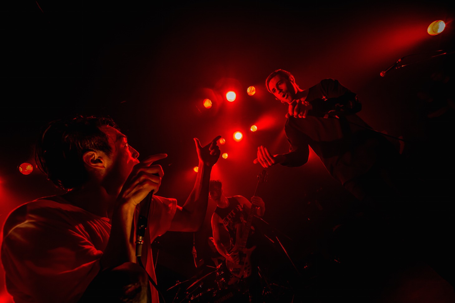 左からRyo（Vo / Crystal Lake）、ジェイク・テイラー（Vo / In Hearts Wake）。（Photo by Takashi "TAKA” Konuma）