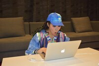 「Listen with」でファンとチャットするAI。