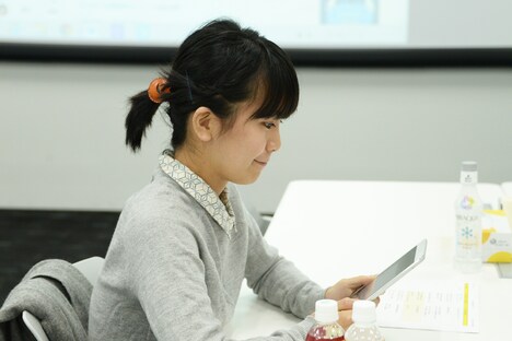 「Listen with」でファンと交流する橋本絵莉子。