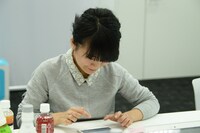 「Listen with」でファンと交流する橋本絵莉子。