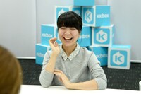 福岡晃子と笑い合う橋本絵莉子。