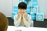 微笑ましそうに画面を見つめる橋本絵莉子。