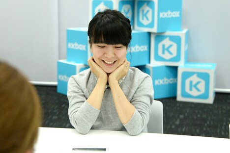 微笑ましそうに画面を見つめる橋本絵莉子。