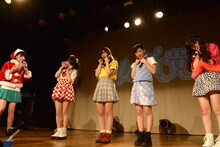 2015年末のライブツアー「乙女新党ワンマンライブツアー2015～ツチノコ探して東名阪▽～ supported by SPINNS」で各公演ごとに異なるコントを披露した劇団乙女新党。写真は大阪公演のコント「幸せのサンタクロース」の様子。