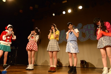 眠る乙女新党の枕元に出現したサンタ（左端）。