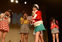 「優里花ちゃんは……いいか」とリーダー高橋優里花（右端）のみ撮影をスルーするサンタ。