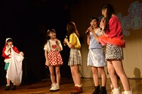 メンバー全員にプレゼントを用意したサンタ（左端）。