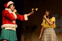 田尻あやめ（右）にネコ耳のカチューシャをプレゼントするサンタ（左）。