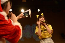 ステージ上で田尻あやめ（右）のムービーを撮影するサンタ（左）。