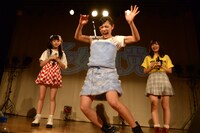 ビリビリペンで抜群のリアクションを見せる相原まり（中央）。