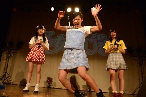 ビリビリペンで抜群のリアクションを見せる相原まり（中央）。