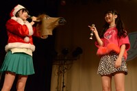 サンタ（左）にバンビーノのネタを振られる高橋優里花（右）。