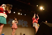 全力で「ダンソン」を披露する高橋優里花（中央）。