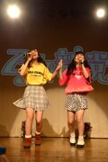 ユニット曲を披露する田尻あやめ（左）と高橋優里花（右）。