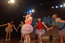 新曲「雨と涙と乙女とたい焼き」を披露する乙女新党。