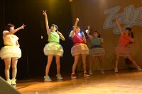 新曲「雨と涙と乙女とたい焼き」を披露する乙女新党。