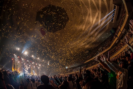 「NUDE CORE ROCK'N'ROLL」で発射された金テープ。（撮影：HayachiN）