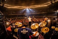 「フラカンの日本武道館～生きててよかった、そんな夜はココだ！～」の様子。（撮影：HayachiN）