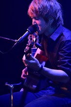 J（Vo, B）（写真提供：エイベックス・グループ）