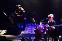 藤田高志（G）とJ（Vo, B）。（写真提供：エイベックス・グループ）