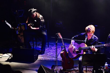 藤田高志（G）とJ（Vo, B）。（写真提供：エイベックス・グループ）