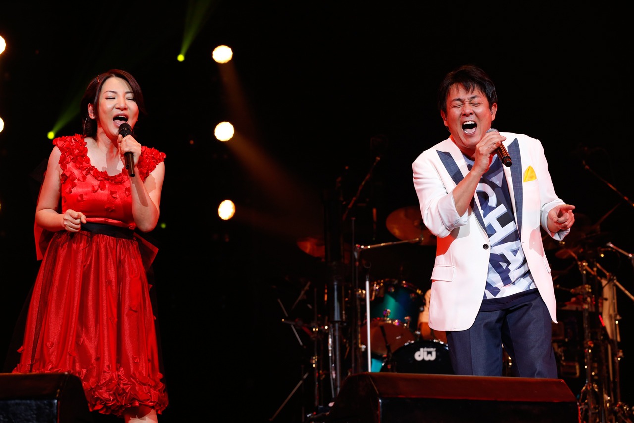 左より広瀬香美、前田亘輝（TUBE）。（写真提供：Sony Music Associated Records）