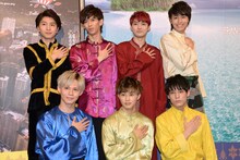 マレーシアで「感謝」を意味するポーズを決める超特急。