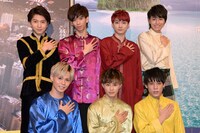 マレーシアで「感謝」を意味するポーズを決める超特急。