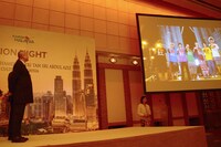 超特急がマレーシアを訪れた際のVTRを観るナズリ観光文化大臣。