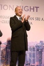 超特急を拍手で迎えるナズリ観光文化大臣。