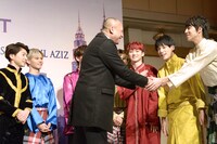 ナズリ観光文化大臣（中央）と握手する超特急。