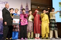 ナズリ観光文化大臣（左）と超特急。