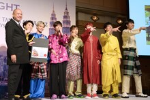 ナズリ観光文化大臣（左）と超特急。