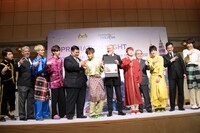 マレーシア政府観光局関係者に超特急の決めポーズを教えるメンバー。