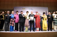 マレーシア政府観光局関係者と交流する超特急。