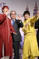 イズランマレーシア大使と盛り上がる、ユーキ（左）とユースケ（右）。