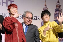 イズランマレーシア大使と盛り上がる、ユーキ（左）とユースケ（右）。