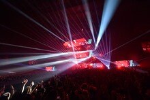 「[Alexandros] TOUR 2015“ご馳走にありつかせて頂きます”」幕張メッセ国際展示場公演の様子。（Photo by Yuki Kawamoto）