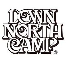 「DOWN NORTH CAMP」ロゴ