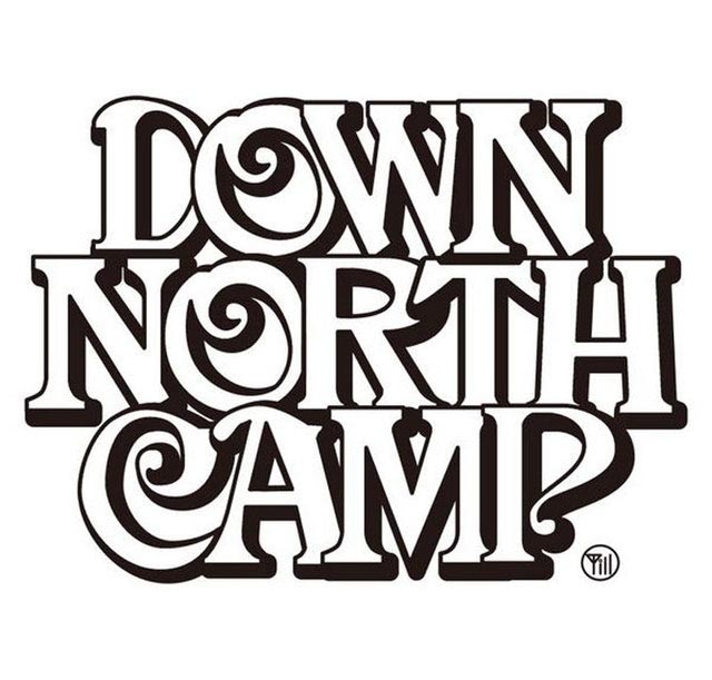 「DOWN NORTH CAMP」ロゴ