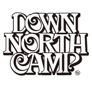 「DOWN NORTH CAMP」ロゴ