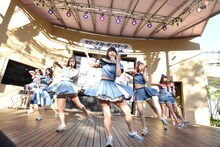 PASSPO☆のライブの様子。