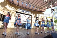 PASSPO☆のライブの様子。