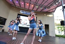 PASSPO☆のライブの様子。