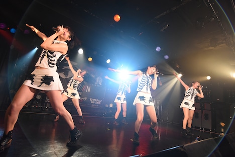 ひめキュンフルーツ缶によるライブの様子。