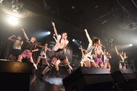 PiiiiiiiNとひめキュンフルーツ缶によるコラボライブの様子。