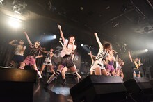 PiiiiiiiNとひめキュンフルーツ缶によるコラボライブの様子。