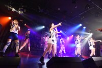 PiiiiiiiNとひめキュンフルーツ缶によるコラボライブの様子。