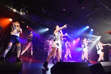 PiiiiiiiNとひめキュンフルーツ缶によるコラボライブの様子。