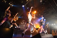 PiiiiiiiNによるライブの様子。